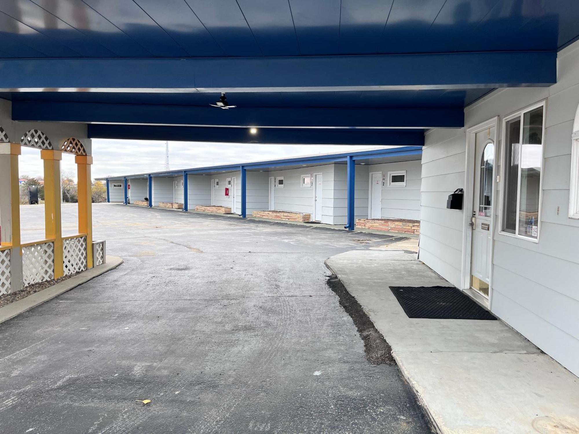 Midway Motel *